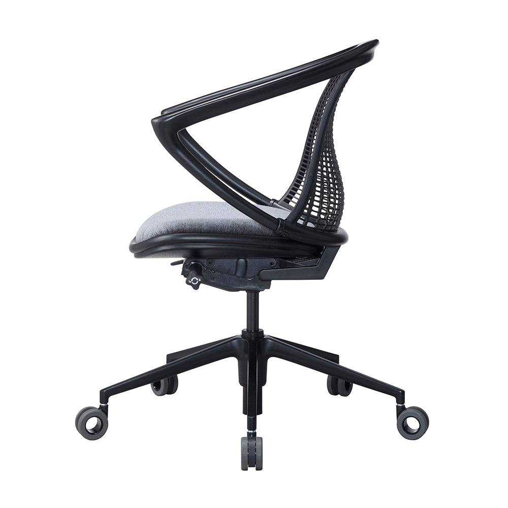 WonW Chair】美しいフォルムと快適な座り心地、環境にも配慮した、木製
